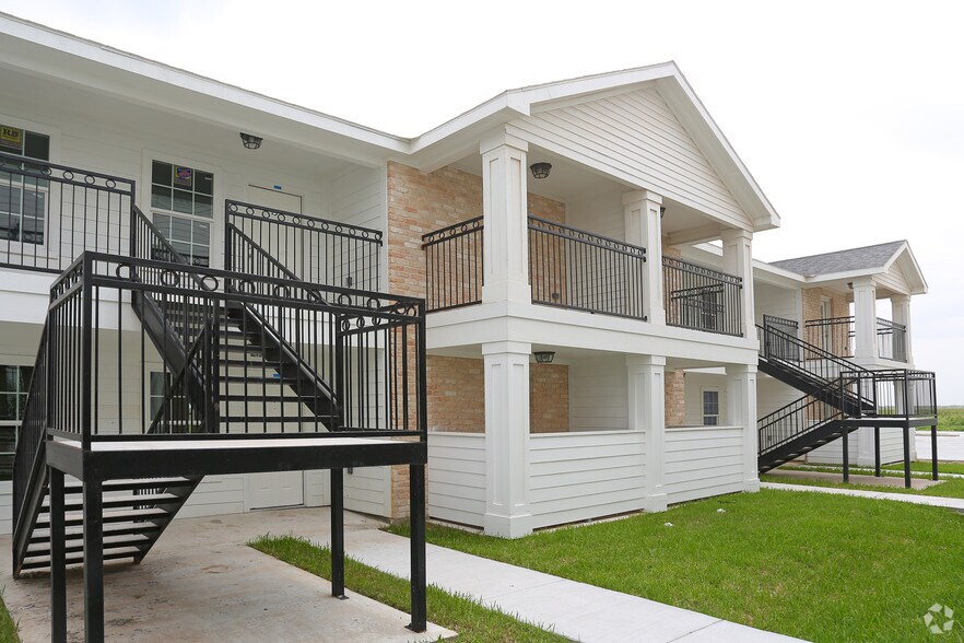 More Photos Of 680 E Ocean Blvd, Los Fresnos Apartments For Lease