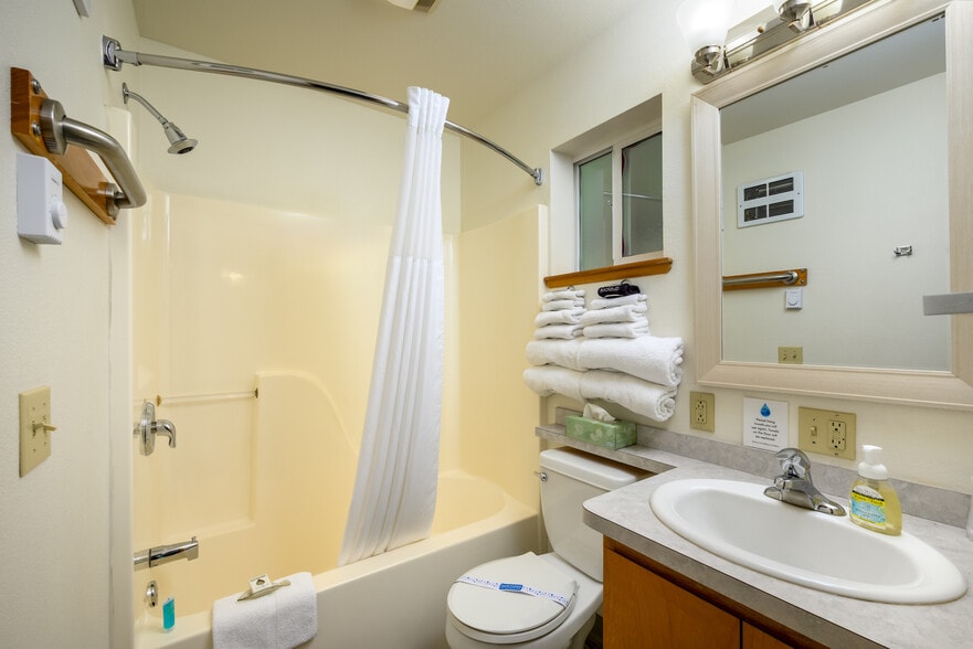 More Photos Of 16045 Lower Harbor Rd, Brookings Hotel For Sale