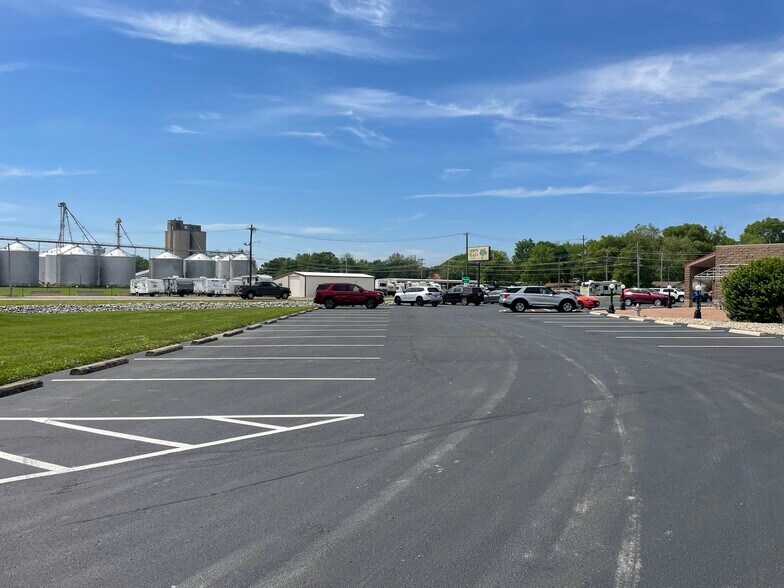 More Photos Of 608 S Jefferson St, Mascoutah General Retail For Lease