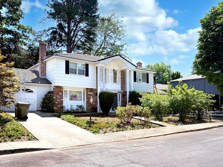 More Photos Of 1360 Westbrook Dr NW, Salem Multifamily For Sale