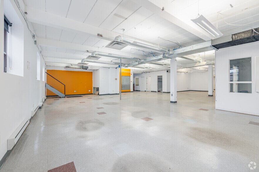 More Photos Of 425 Rue Guy, Montréal Light Distribution For Lease