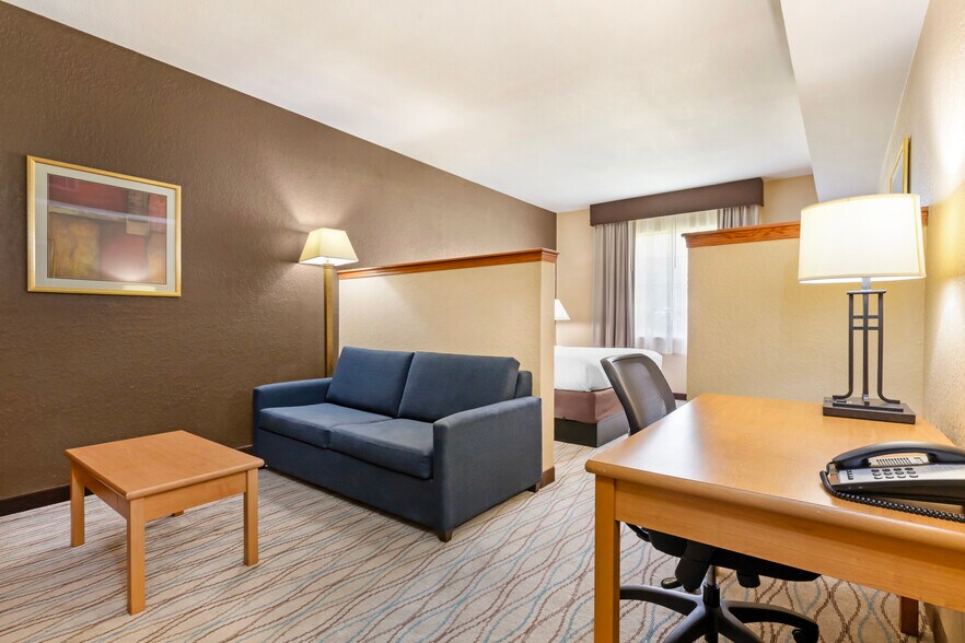 More Photos Of 106 Holiday Ln, Locust Grove Hotel For Sale