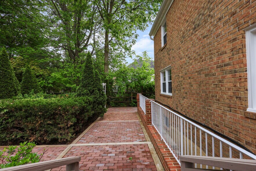 More Photos Of 9725 Lookout Pl, Gaithersburg Healthcare For Sale
