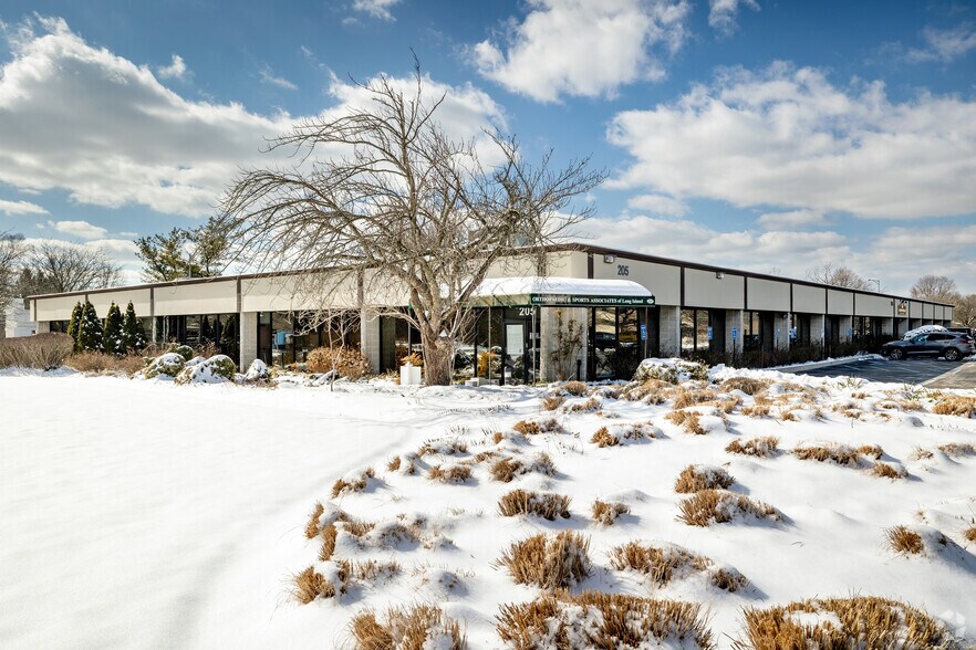 More Photos Of 185-205 Froehlich Farm Blvd, Woodbury Medical For Lease