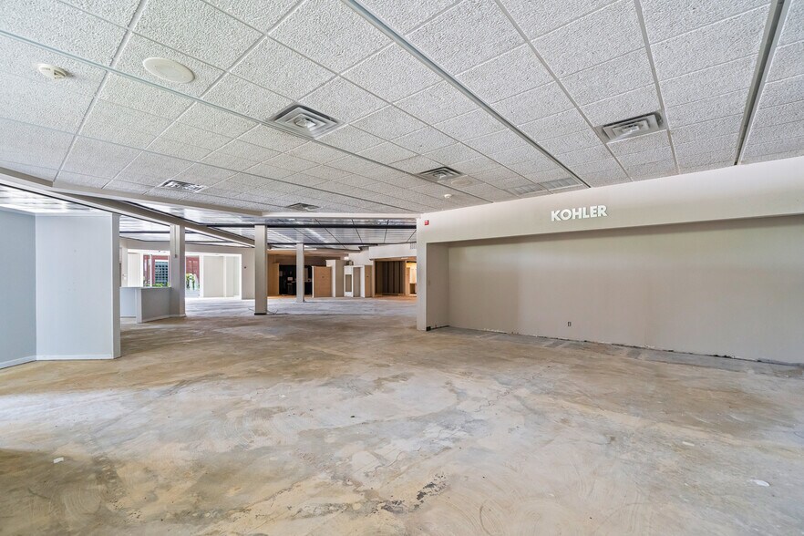 More Photos Of 7705 Quaker Ave, Lubbock Freestanding For Lease