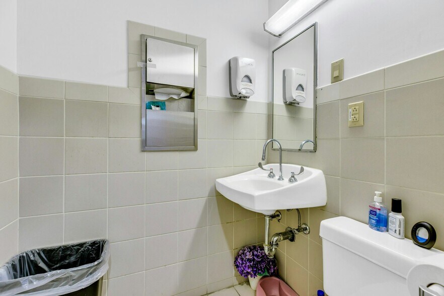 More Photos Of 139 Plandome Rd, Manhasset Medical For Sale