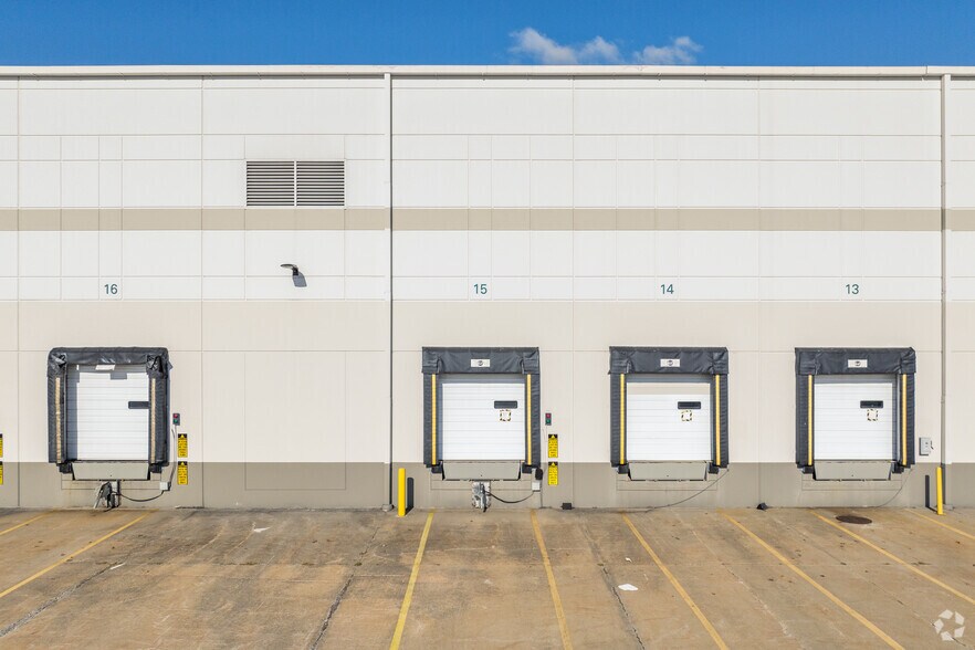 More Photos Of 9750 Commerce Cir, Kutztown Distribution For Lease