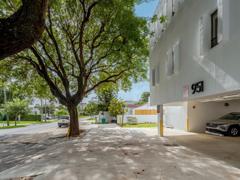 More Photos Of 951 S Le Jeune Rd, Coral Gables Medical For Lease