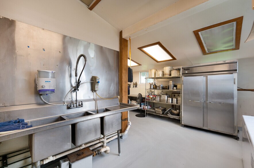 More Photos Of 2711 W College St, Bozeman Restaurant For Sale