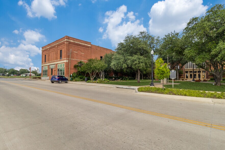 More Photos Of 114 N Houston Ave, Denison Office For Sale