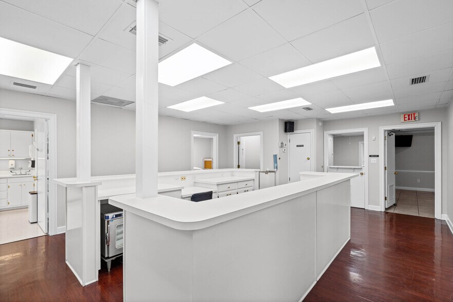More Photos Of 3664 College Ln S, Mobile Medical For Sale