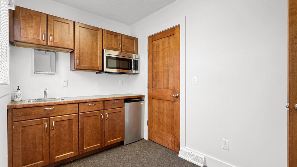 More Photos Of 118 Stimson St, Cadillac Office For Sale