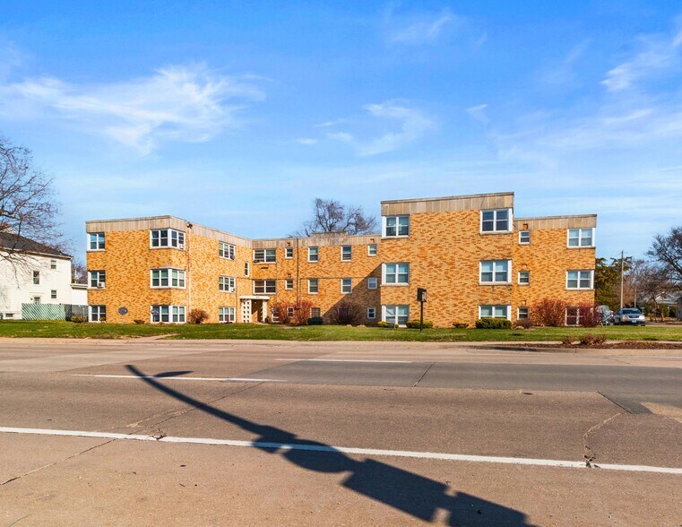 More Photos Of 924 State St, Bettendorf Multifamily For Sale