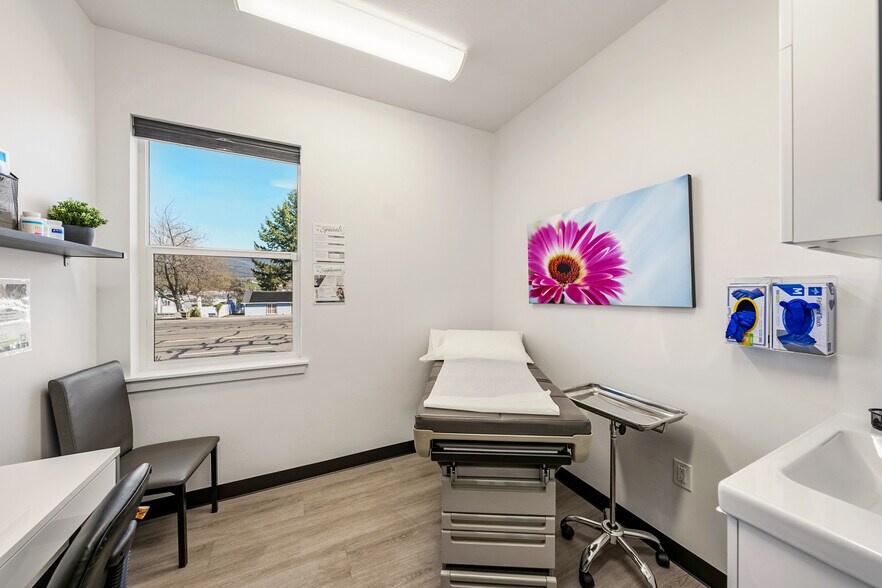 More Photos Of 296 S Pacific Hwy, Talent Medical For Sale