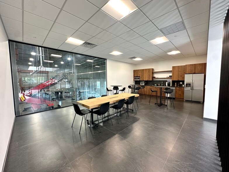 More Photos Of 651 N Michigan Ave, Kenilworth Service For Lease