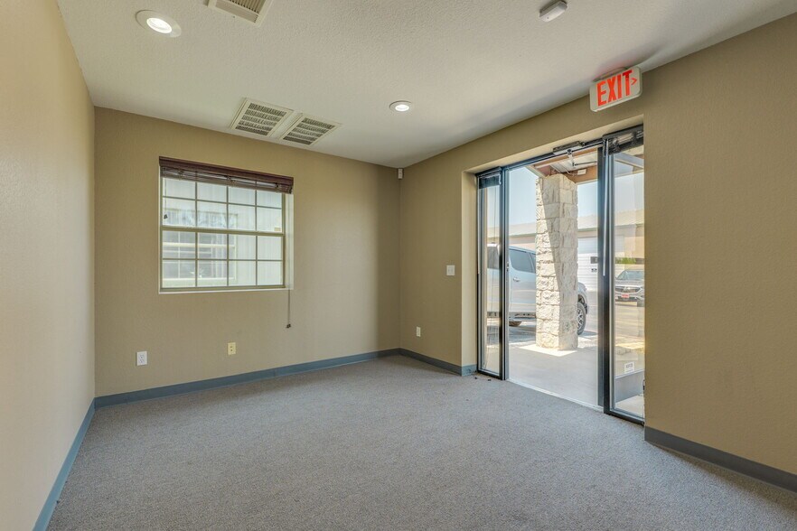 More Photos Of 14121 W US 290 Hwy, Austin Warehouse For Lease