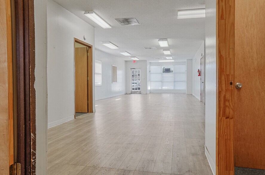 More Photos Of 12412 Lusher Rd, Saint Louis General Retail For Lease
