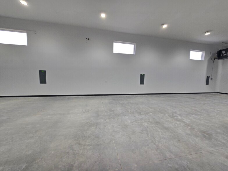 More Photos Of 3921 Traxler Ct, Bay City Warehouse For Lease