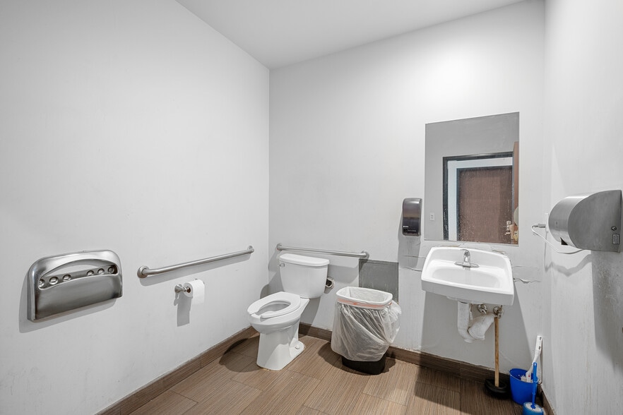 More Photos Of 6914 Foothill Blvd, Tujunga Freestanding For Sale