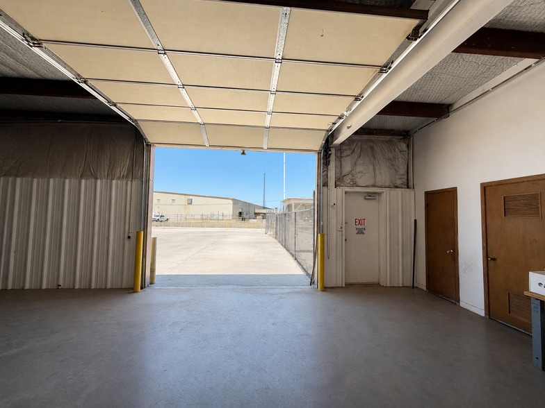 More Photos Of 2006 Kings Hwy, Snyder Service For Lease
