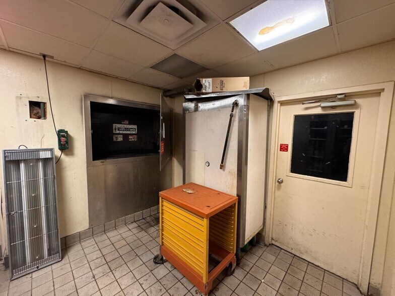 More Photos Of 2949 Dixie Hwy, Hamilton Restaurant For Sale