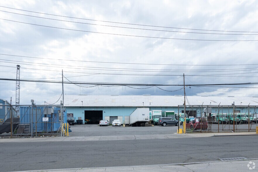 More Photos Of 700 Columbia St, Brooklyn Warehouse For Lease