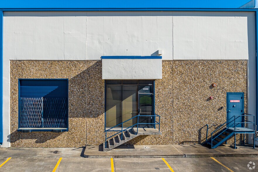 More Photos Of 1400-1806 Vantage Dr, Carrollton Distribution For Lease