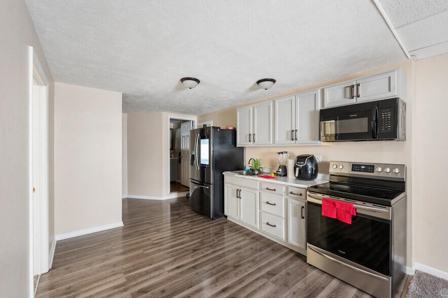 More Photos Of 614 E Streeter Ave, Muncie Office For Sale