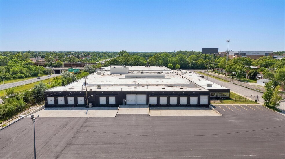 More Photos Of 825 E 99th St, Chicago Manufacturing For Lease