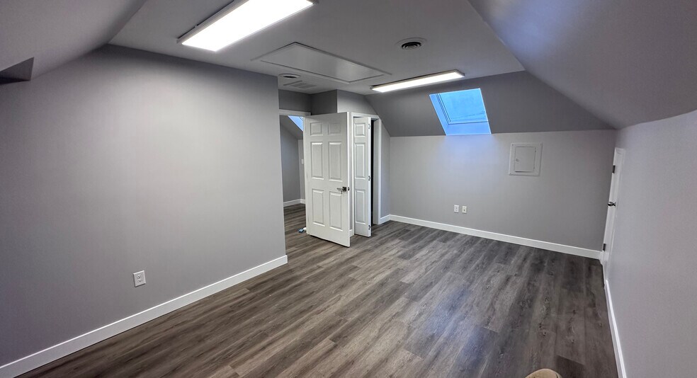 More Photos Of 21 Walnut Blvd, Petersburg Office For Lease