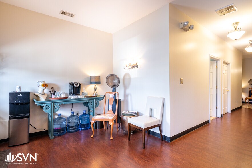 More Photos Of 121 Malabu Dr, Lexington Office For Sale