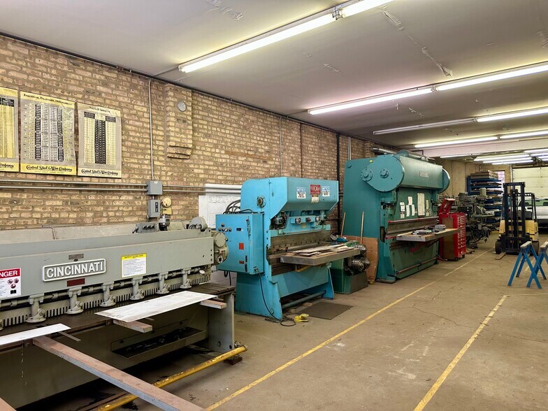 More Photos Of 1906 N Milwaukee Ave, Chicago Service Station For Sale