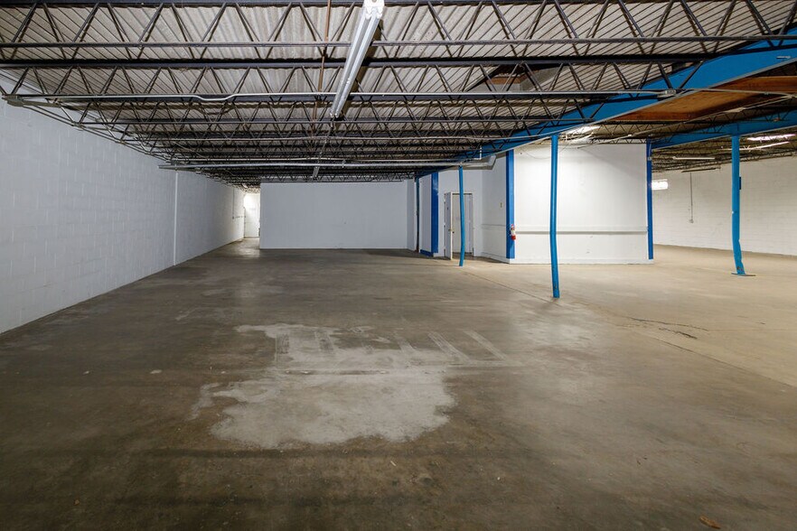 More Photos Of 2520 Hansrob Rd, Orlando Light Manufacturing For Lease