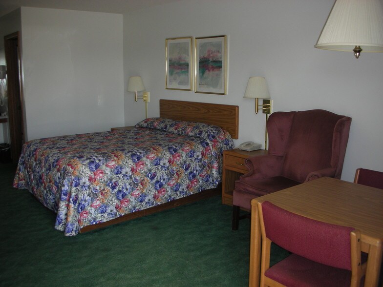 More Photos Of 1406 Gilbert St, Charles City Hotel For Sale