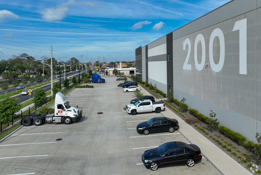 More Photos Of 2001 W Oak Ridge Rd, Orlando Distribution For Lease