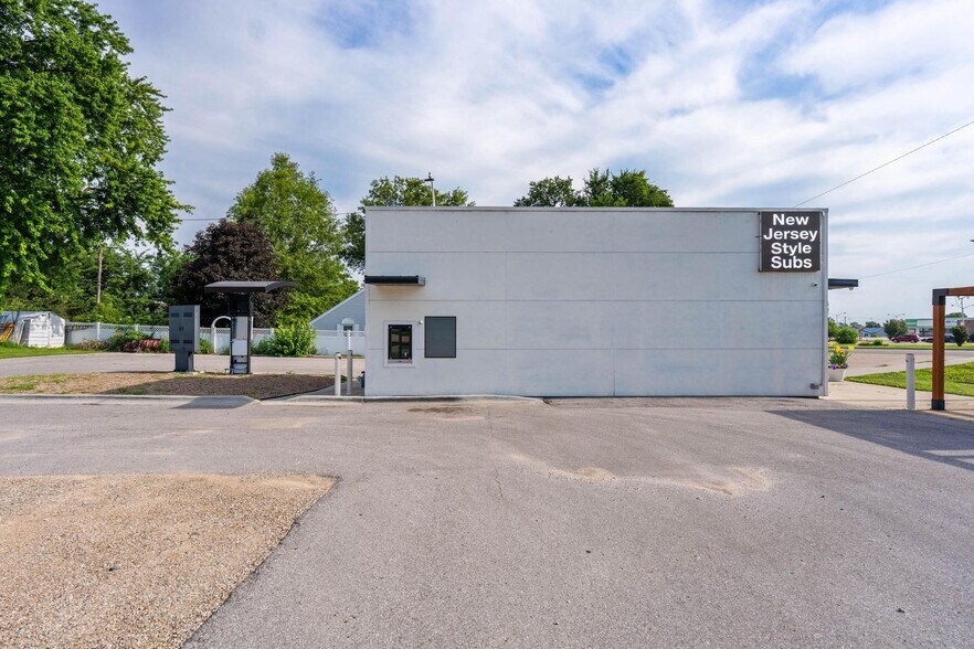 More Photos Of 1803 S Center St, Marshalltown Restaurant For Sale