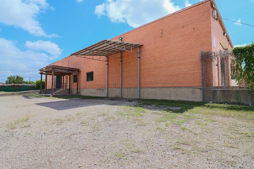 More Photos Of 1915 Empire Central, Dallas Distribution For Lease