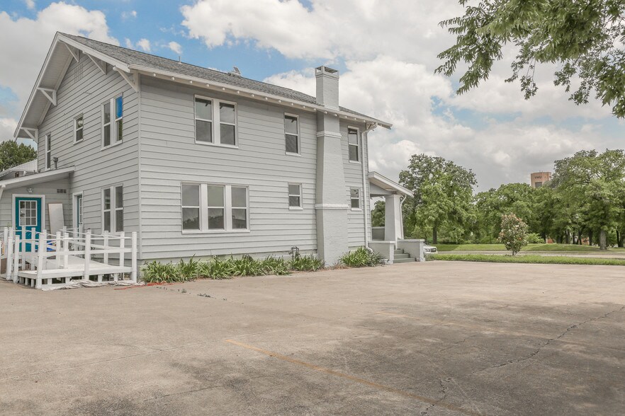 More Photos Of 209 E University Dr, Denton Medical For Lease