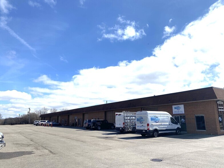 More Photos Of 22029 N Pepper Rd, Lake Barrington Warehouse For Lease
