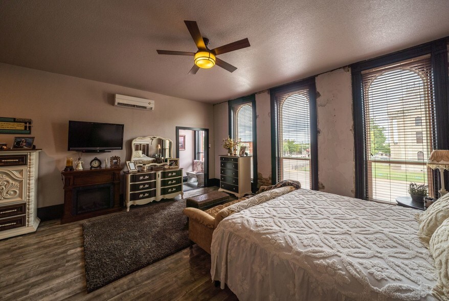 More Photos Of 75 N Waco St, Hillsboro General Retail For Lease