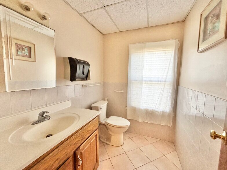 More Photos Of 39 Grenhart Rd, Stamford Freestanding For Lease