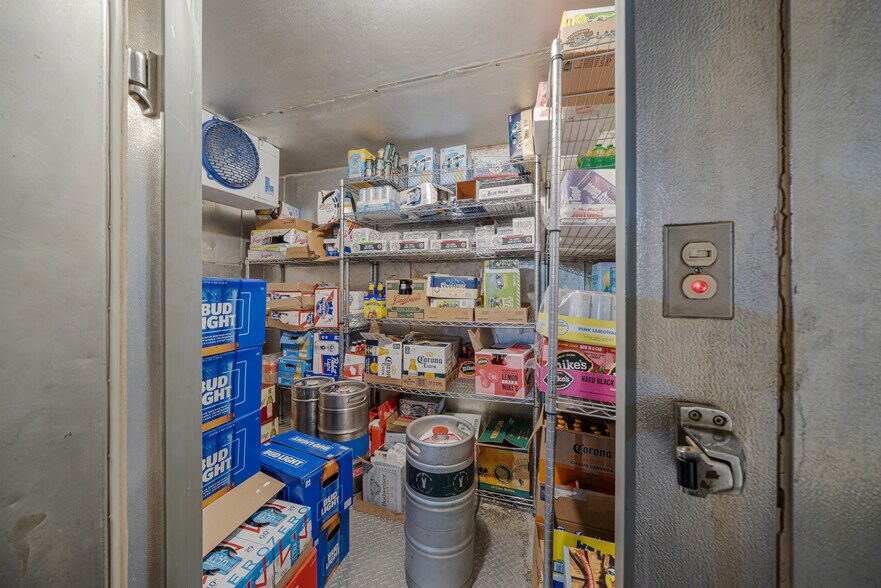 More Photos Of 689 Broadway, Berlin Restaurant For Sale