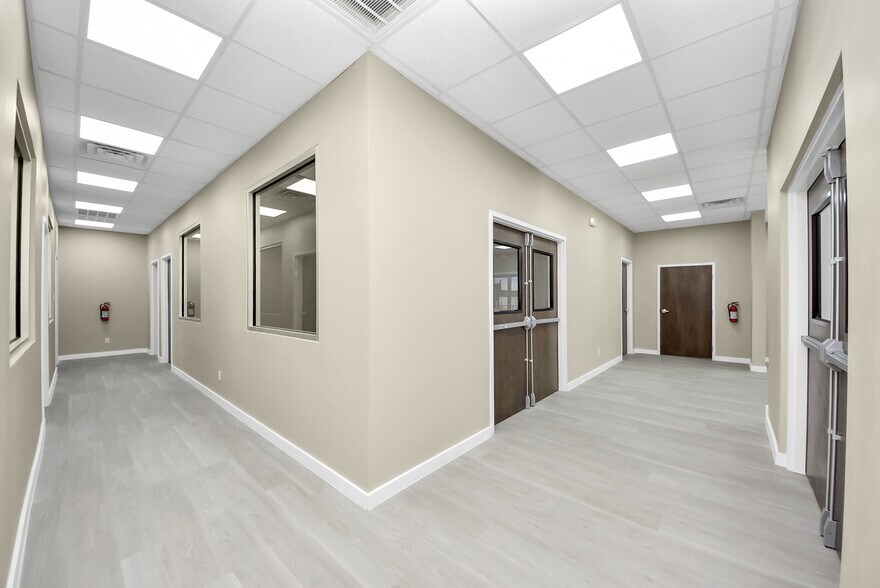 More Photos Of 1563 Live Oak St, Webster Office For Sale