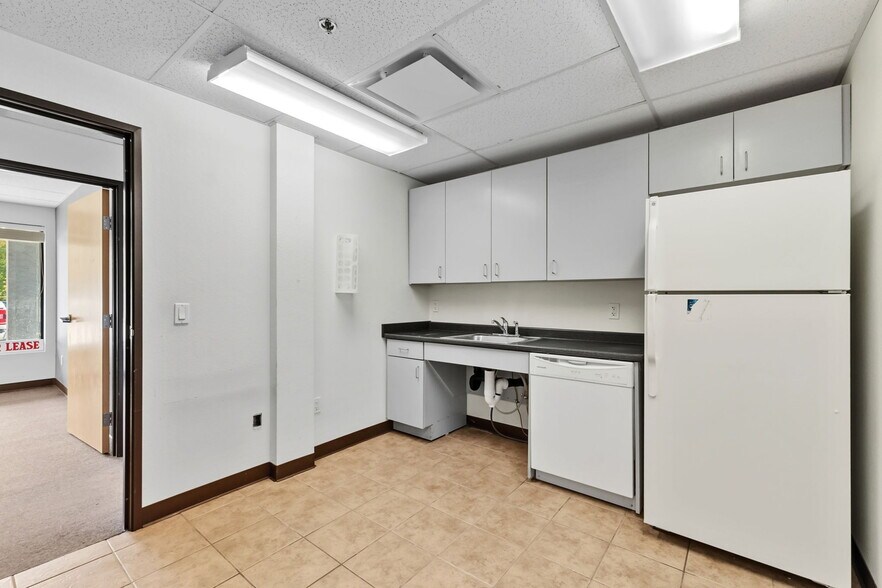 More Photos Of 114 Village Pl, Dillon Office For Lease