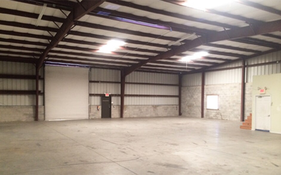 More Photos Of 5641 Division Dr, Fort Myers Warehouse For Lease