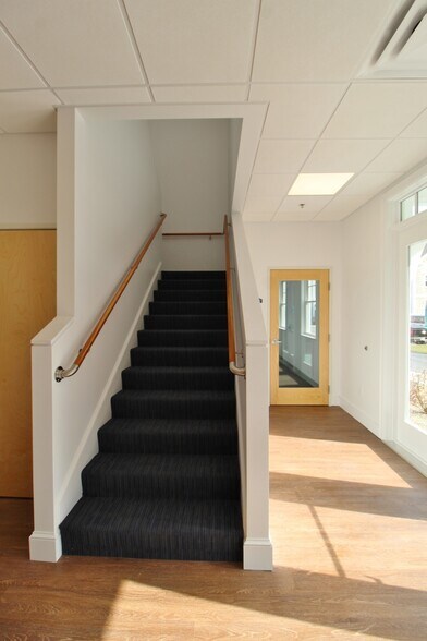 More Photos Of 1575 Iyannough Rd, Hyannis Office For Lease
