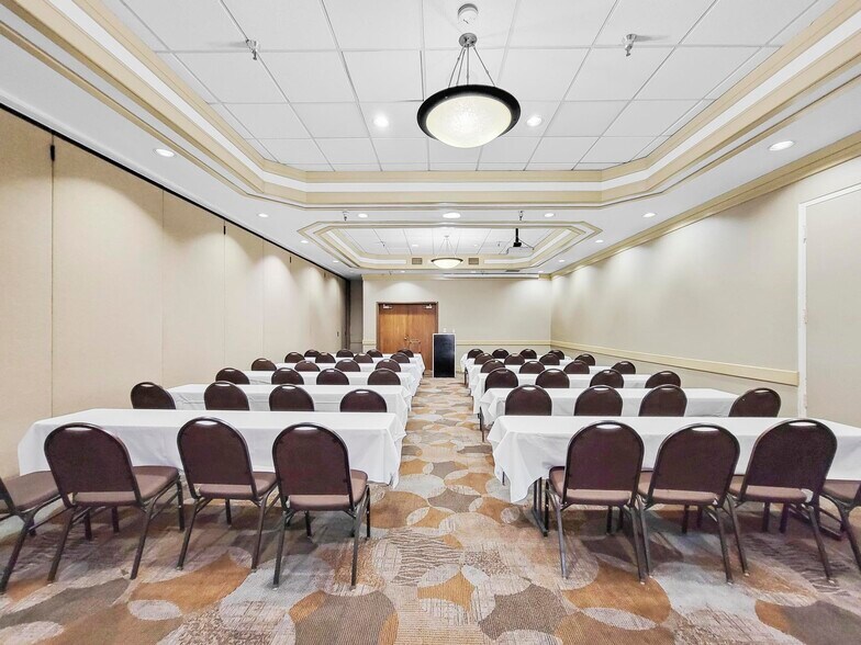 More Photos Of 850 S Bluff St, St George Hotel For Sale