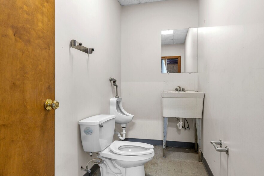 More Photos Of 4 Progress Rd, Greenville Flex For Lease