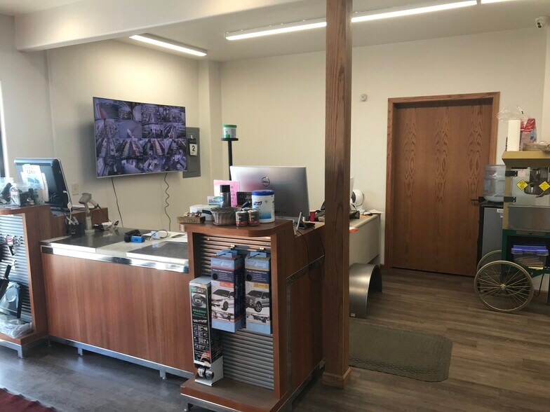 More Photos Of 510 S Federal Blvd, Riverton Industrial For Sale