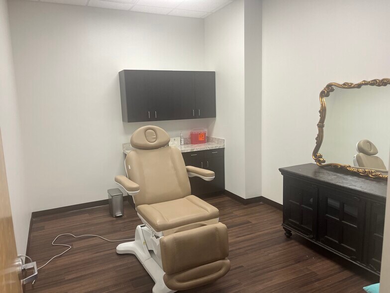 More Photos Of 10000 Research Blvd, Austin Restaurant For Lease